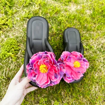Дамски чехли 2023 Годишна жена плажни обувки Нови дамски обувки на платформа с цветя, Модерни ежедневни дамски чехли на танкетке